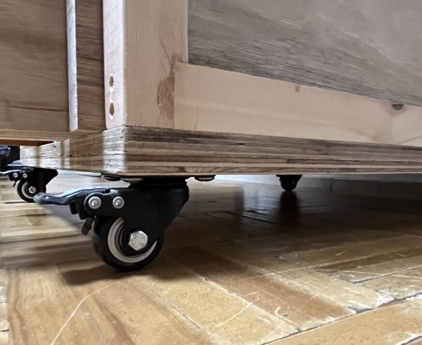 木材収納棚のキャスター