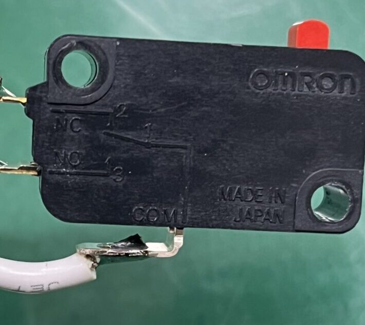 マイクロスイッチの端子にはんだ付けする方法の説明　端子の穴にリード線を通す