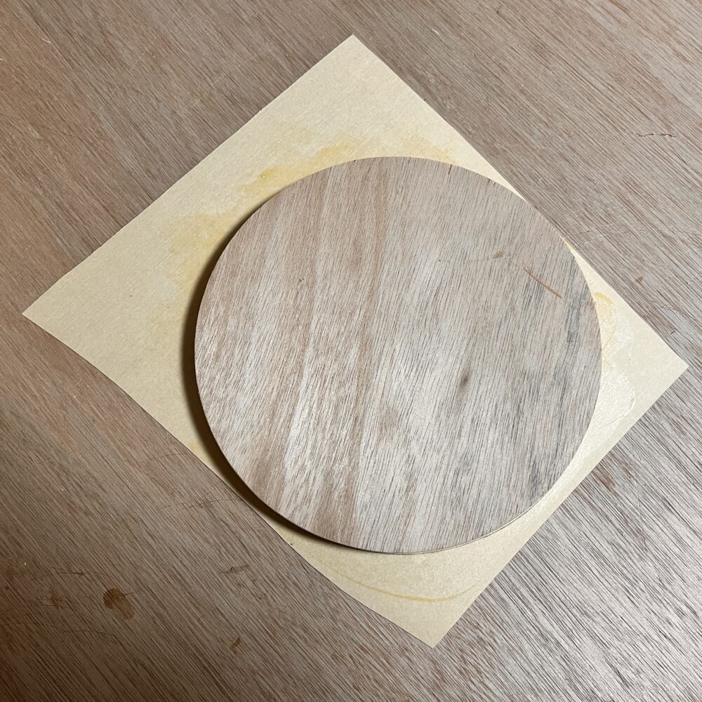 余った部分の突板をカット