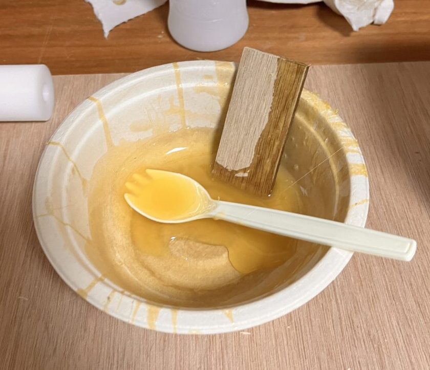 突板を貼るときに必要な道具　スプーン、紙皿、ベニヤの端材