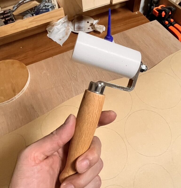 突板を貼るときに必要な道具　圧着ローラー