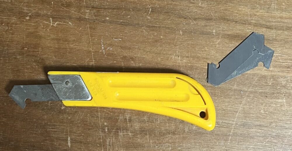 オルファアクリルカッターL型の替え刃の場所