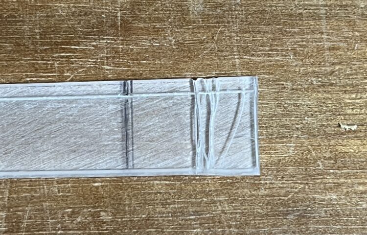 アクリルカッターを使った失敗例。力を加えすぎてカットラインがずれる。