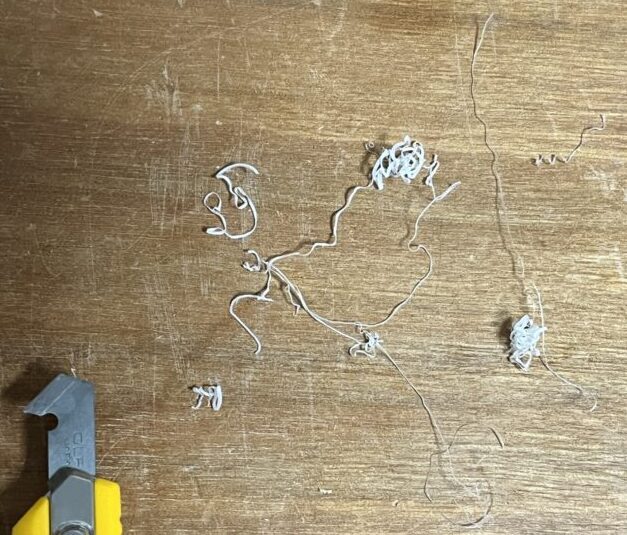 アクリルを削った時に出る切りくずの形状