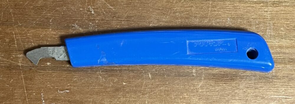 アクリサンデーの青色のアクリルカッター。刃を交換できないタイプ。