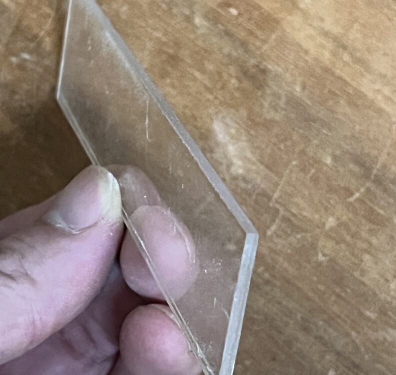 アクリルの切断面をサンディングしてきれいに処理した