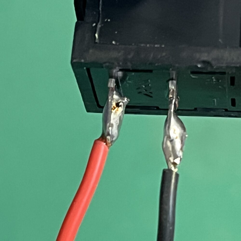 ロッカースイッチの半田端子にリード線を挿入しはんだ付けする方法の解説