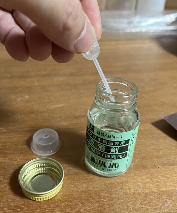 スポイトにアクリル接着剤を注入する