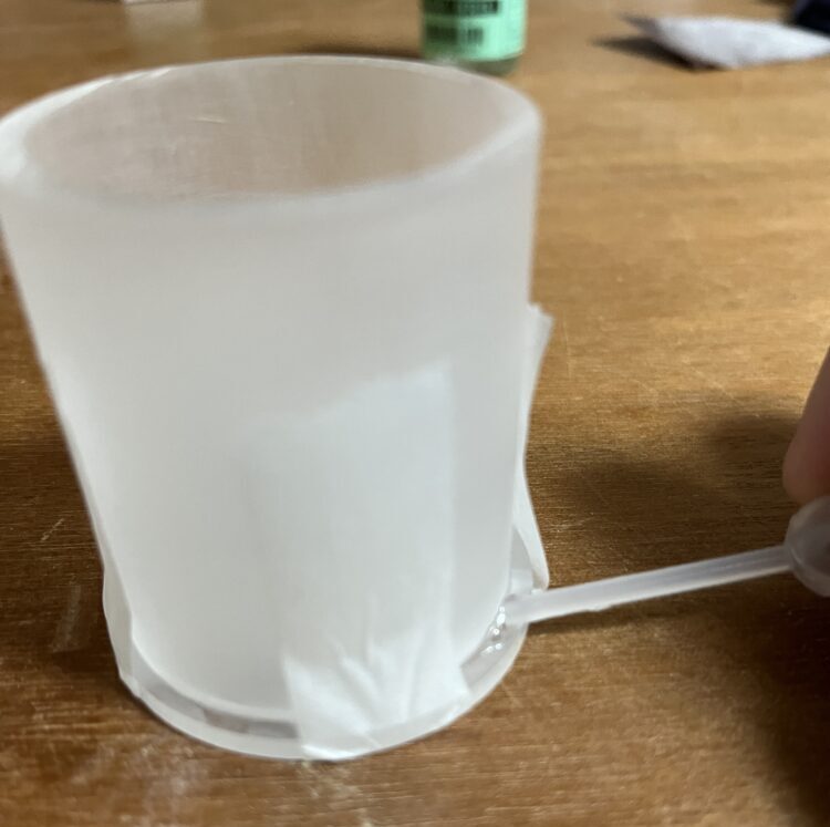 アクリル接着剤をアクリル接合面に少しずつ注入する