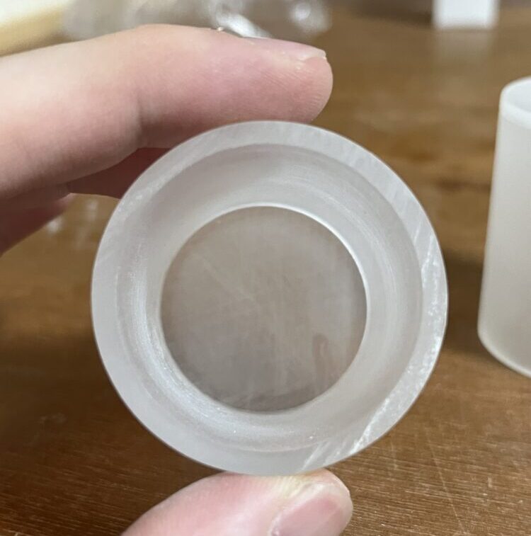 アクリルパイプの内側にも接着剤を塗布する