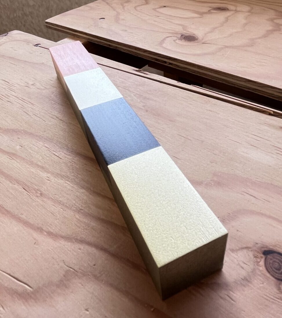 杉にアクリルスプレーを重ね塗りして艶が出る