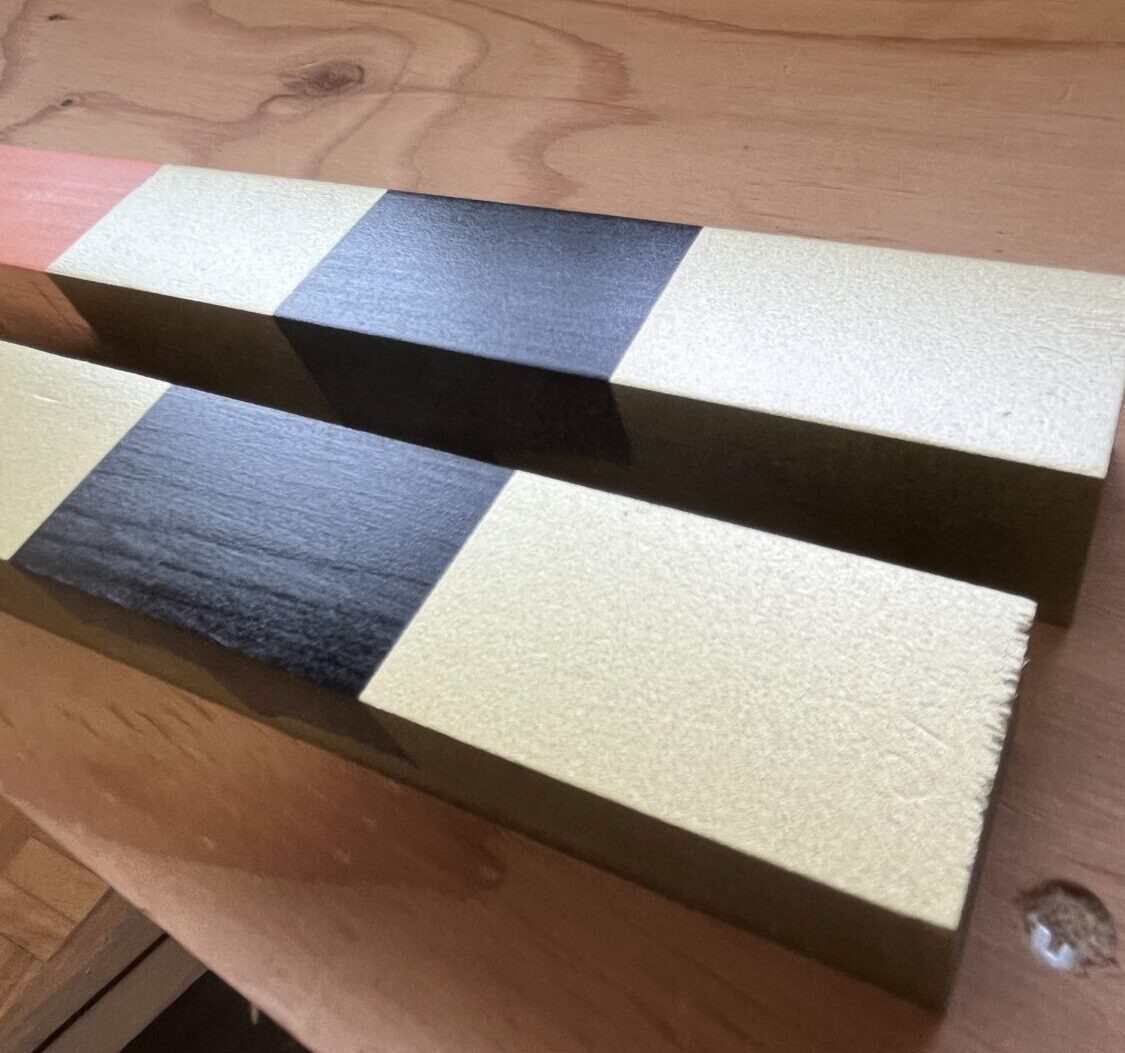 杉にアクリルスプレーを重ね塗りして艶が出る