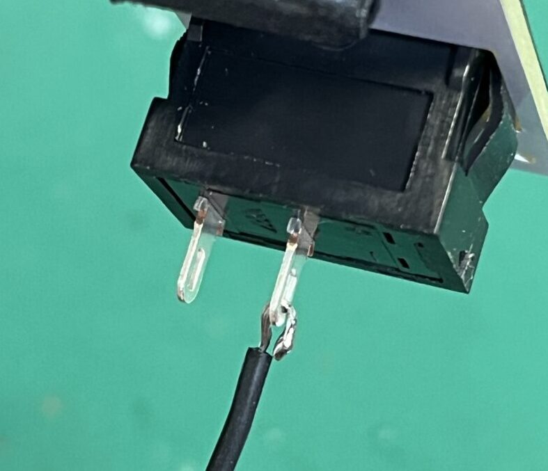 ロッカースイッチの半田端子にリード線を挿入し折り曲げる