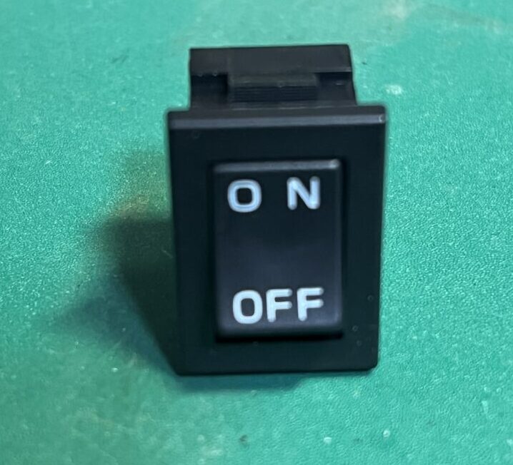 ロッカースイッチの正面写真。ON-OFFの印字が見える