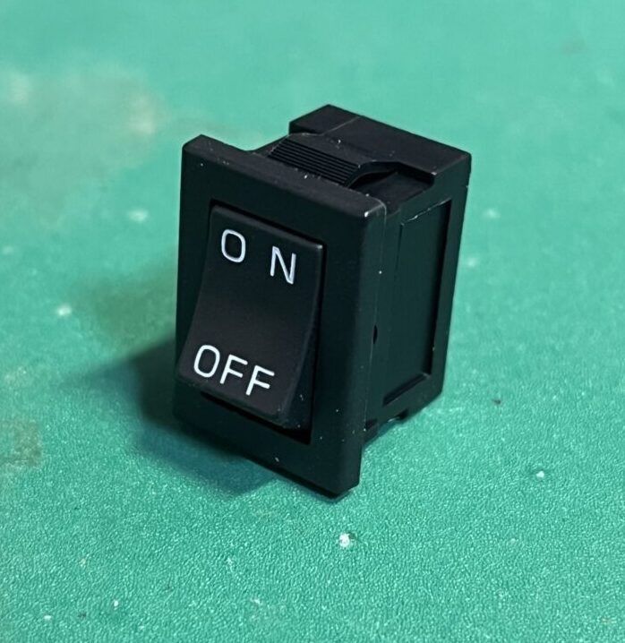 ロッカースイッチの正面写真2枚目。構造が分かりやすく映っている