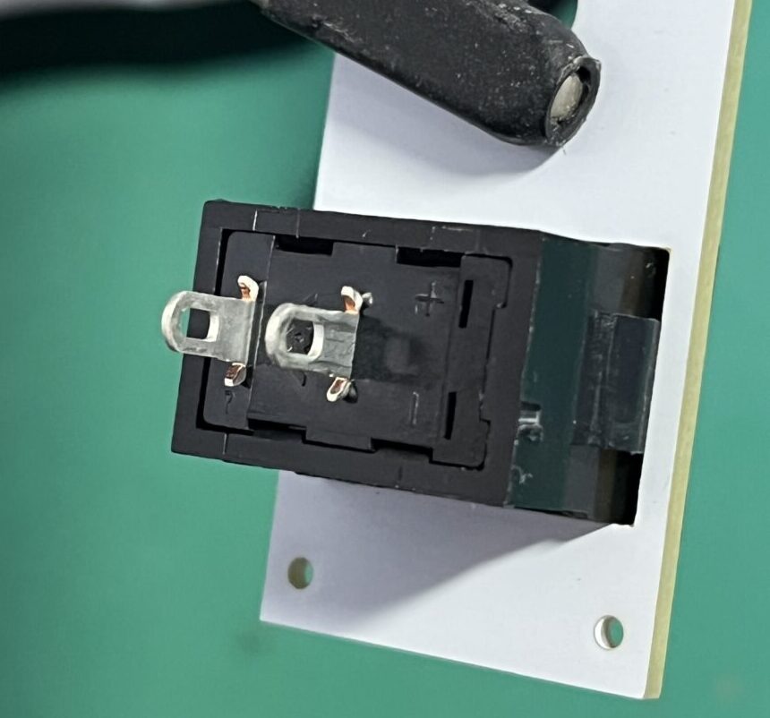 ロッカースイッチをパネルに取り付けた状態