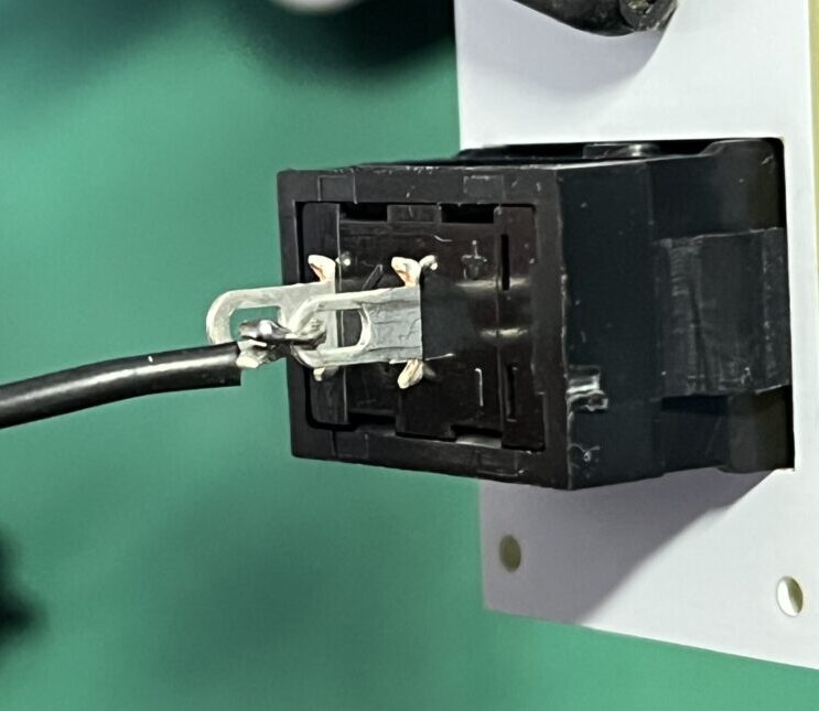 ロッカースイッチをはんだ付けする方法の解説