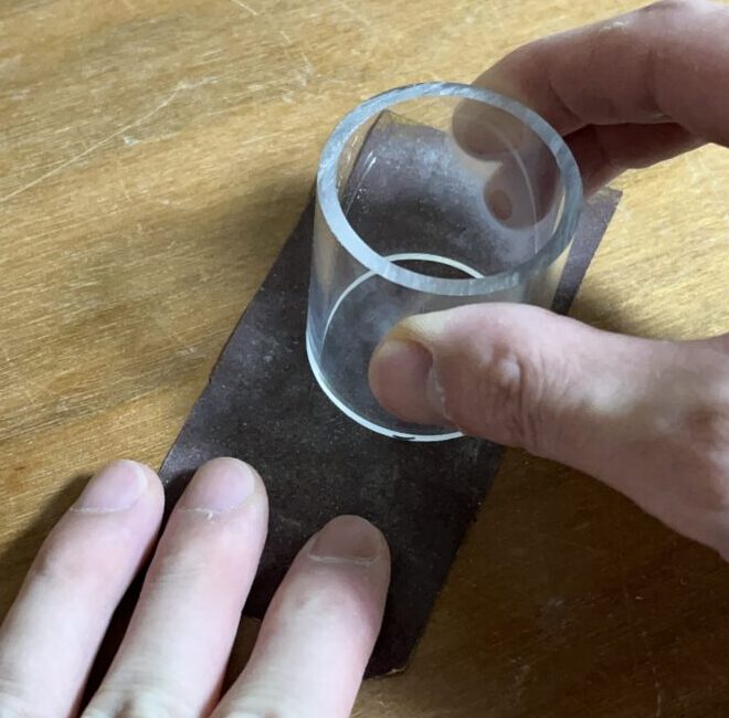 アクリルの接合面をサンディングする