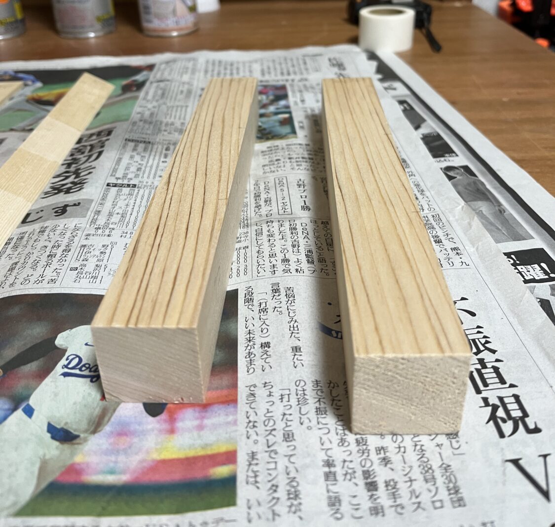 プライマーを吹く前に木の表面をサンディングする