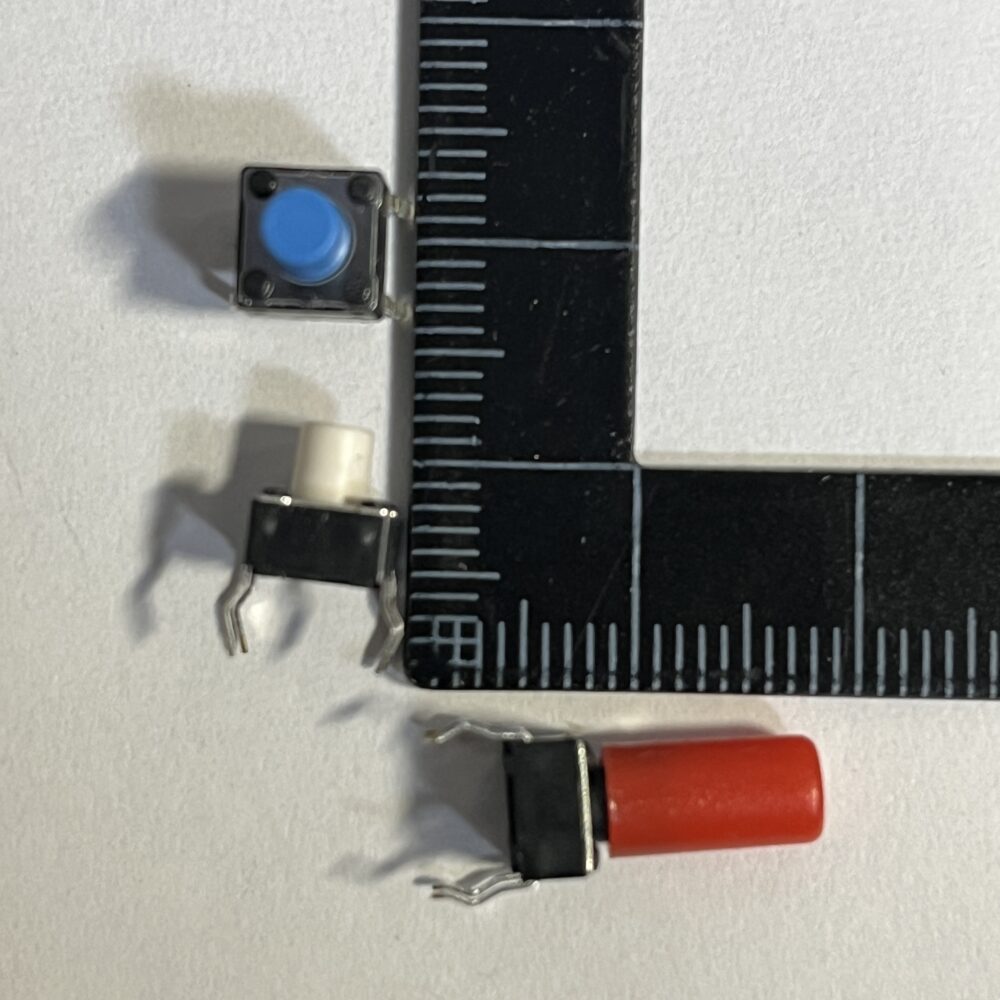 タクトスイッチのサイズをスケールで測っている