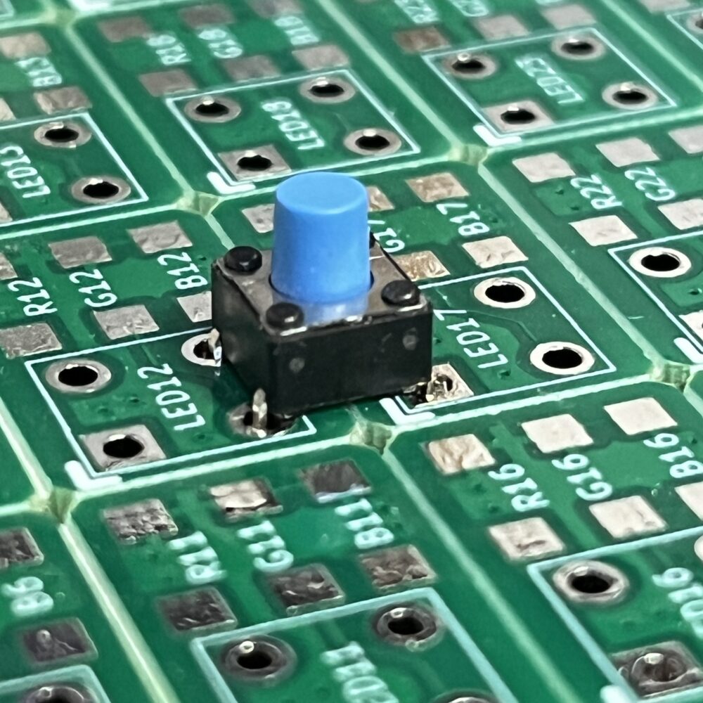 タクトスイッチをプリント基板に実装している状態