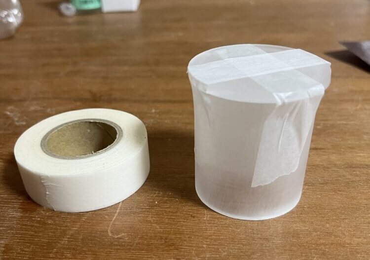 アクリル同士を接着前にマスキングテープで仮固定する