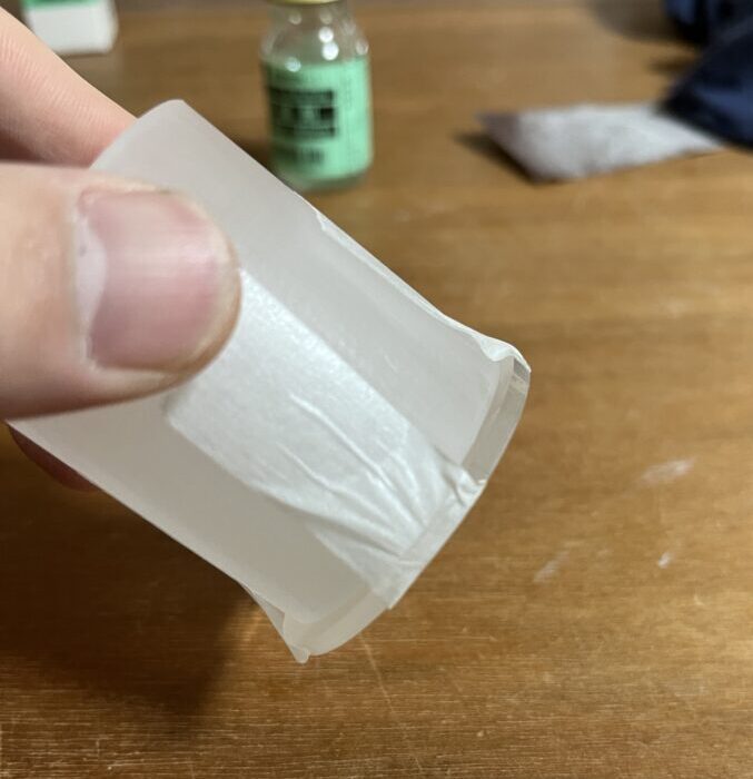 アクリル接着剤が浸透するように素材を傾ける