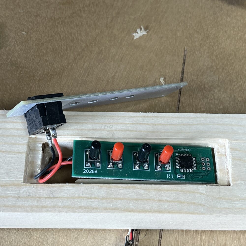 加工した木材にタクトスイッチを実装した基板を組み込む