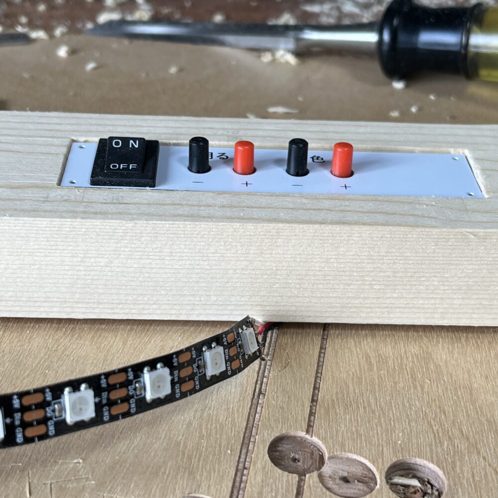 木材にタクトスイッチを取り付けた完成品