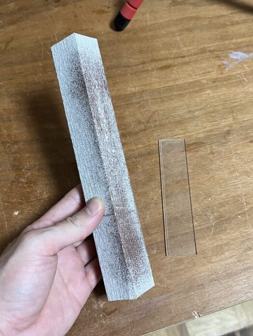 角材にサンドペーパーをまいたサンディングブロック