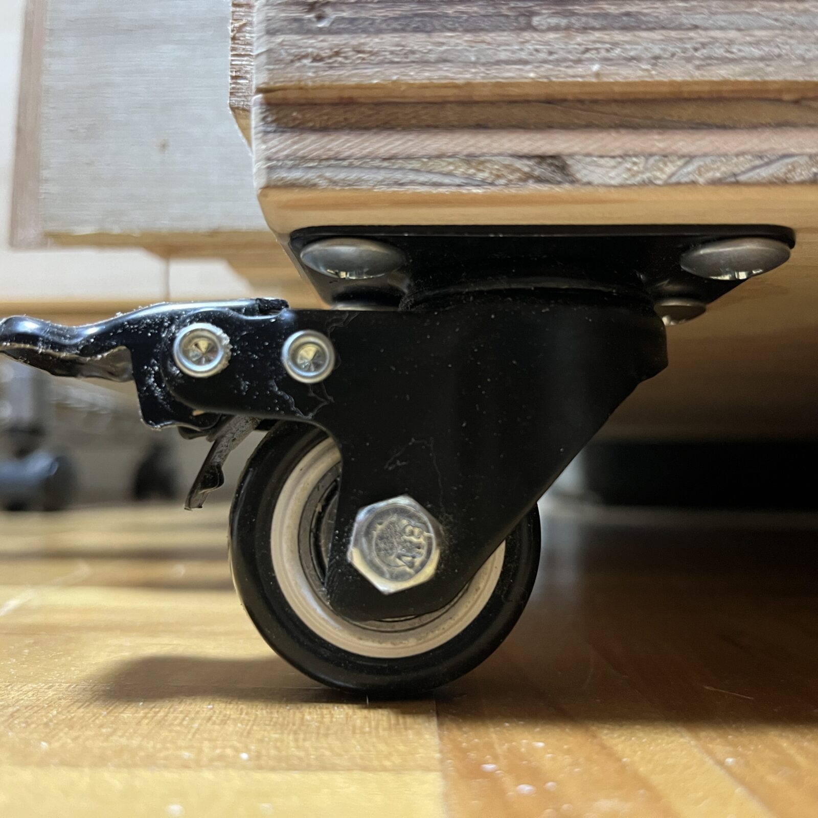 ロック付きのキャスターの外観