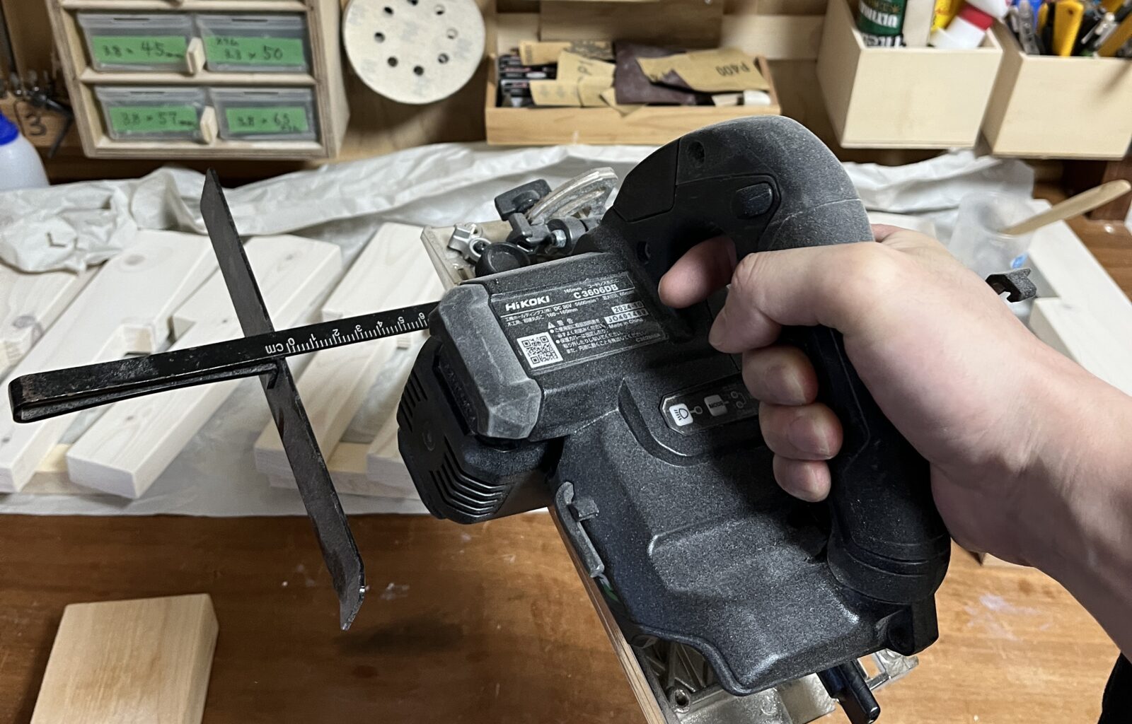 丸ノコのストレートガイドを使う