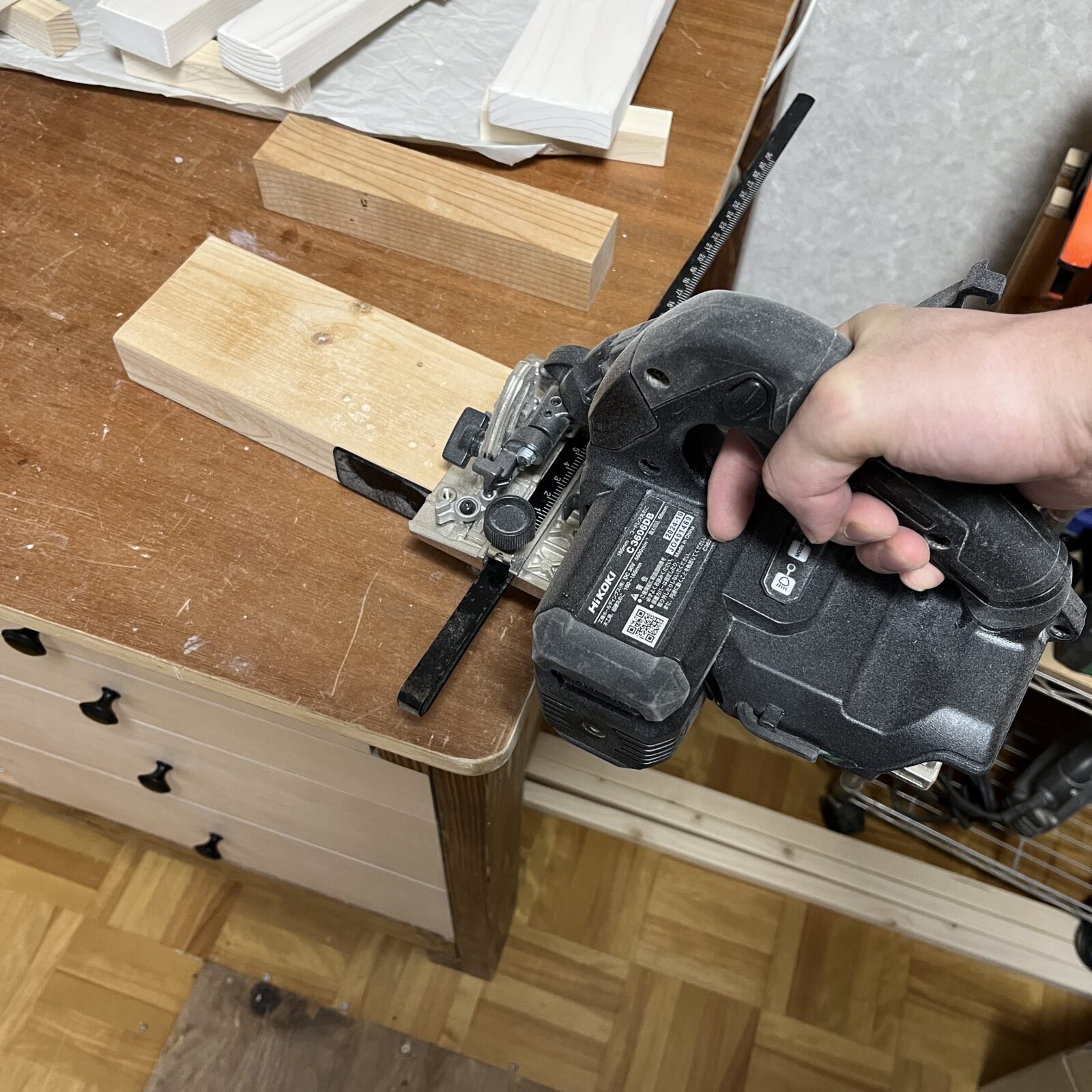 丸ノコで２ｘ４を薄くスライスする