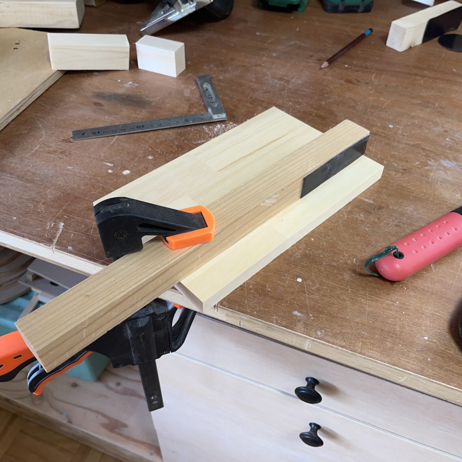 のこぎりガイドをクランプして固定する