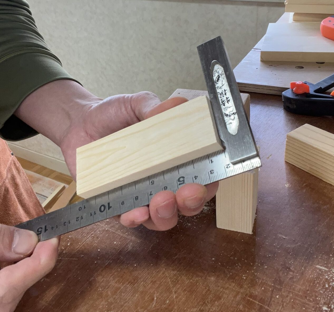 木材を直角にカットすることができる