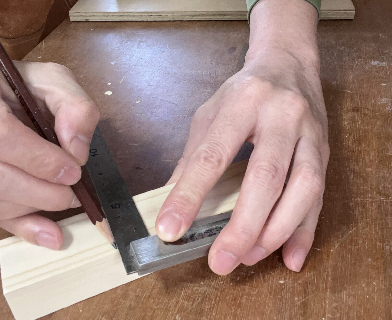 木材に墨線を引く