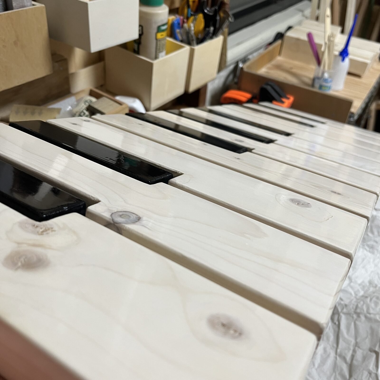 ウレタンニス４回目の塗布後のツヤと木目の状態。