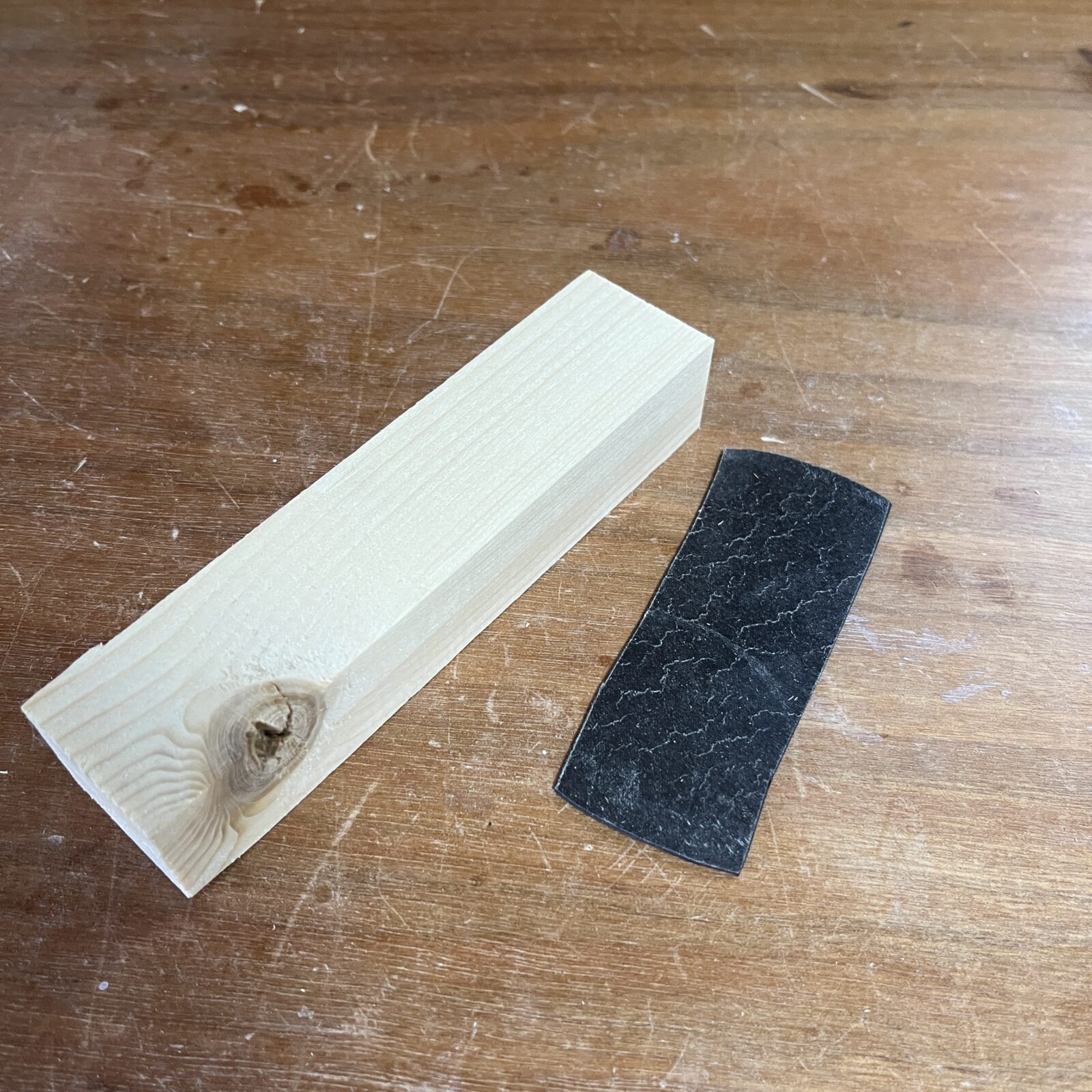 ノコギリガイドの作り方。材料の角材とマグネットシート