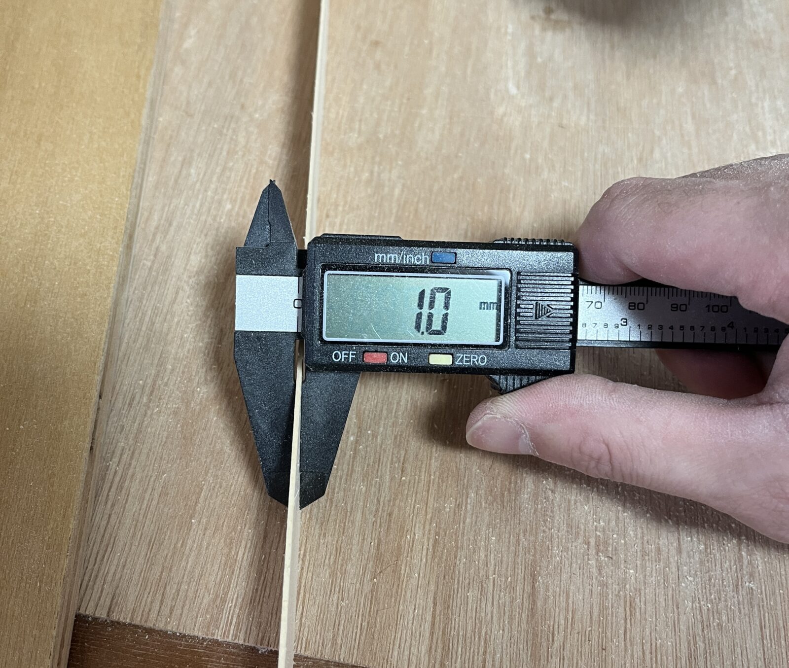 木材を１ｍｍの厚みにスライスした