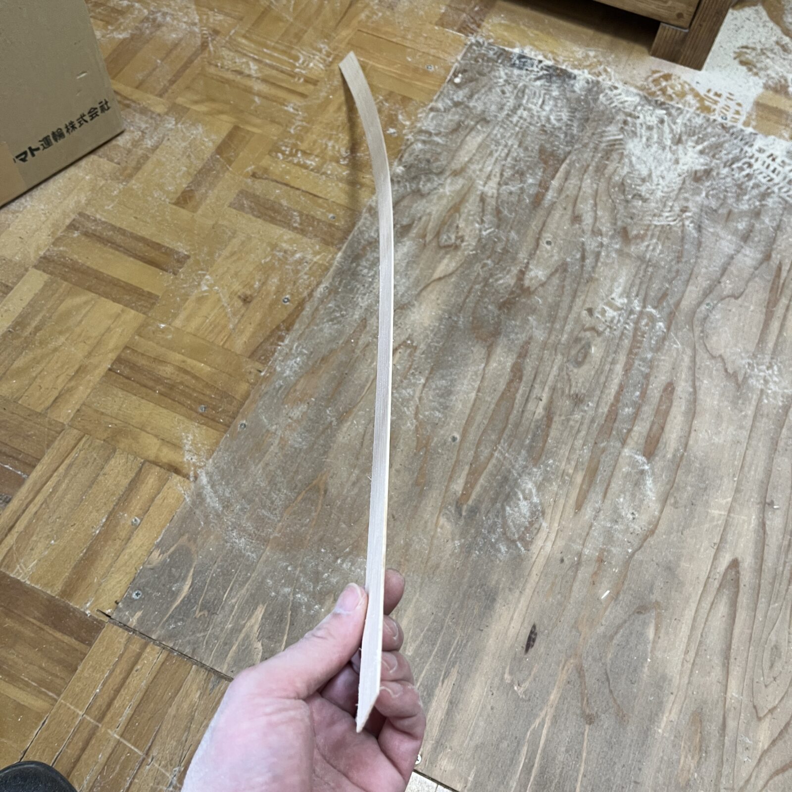 木材を１ｍｍの厚みで１ｍの長さにスライスした