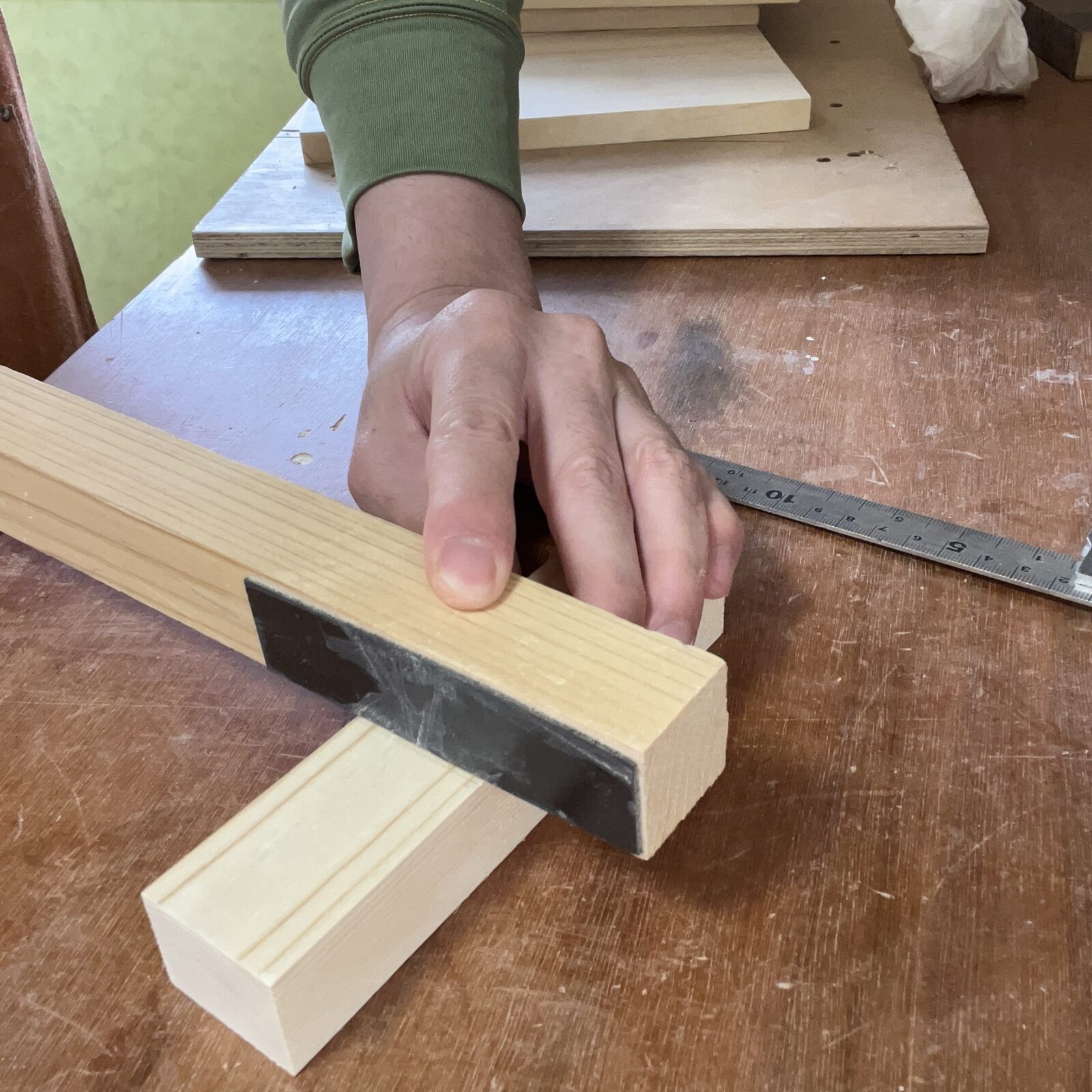 ノコギリガイドを墨線に合わせる