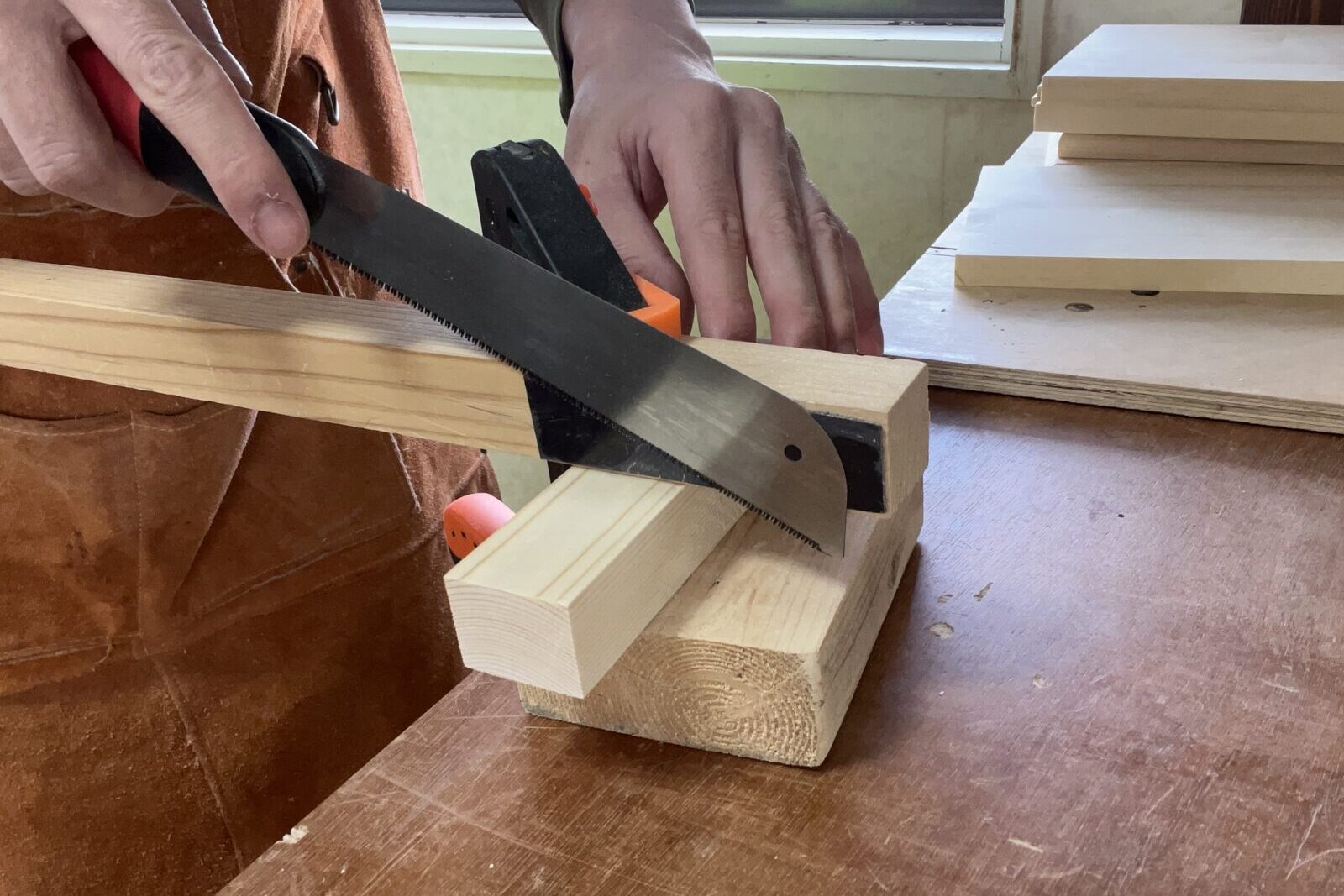 ノコギリガイドを墨線に合わせる