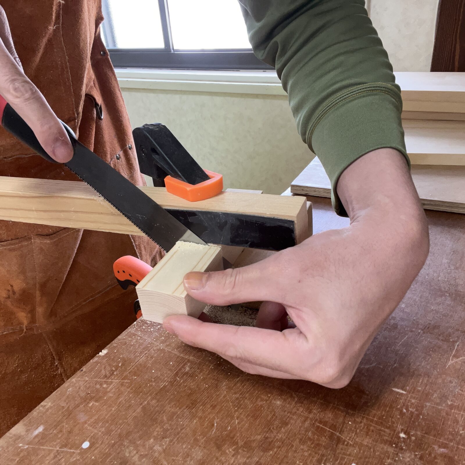 ノコギリガイドで木材をカットする