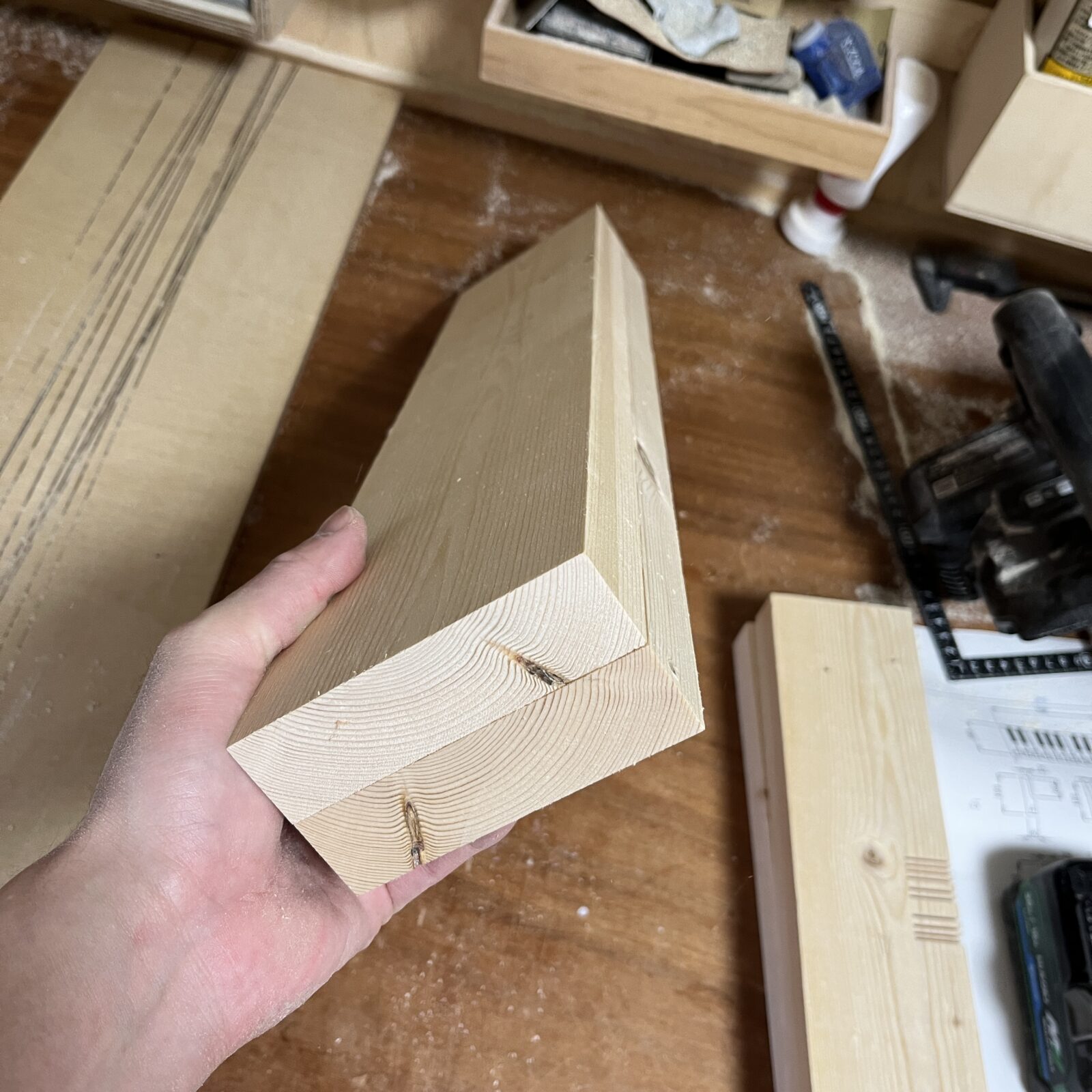 木材を重ね合わせて丸ノコの台座にする