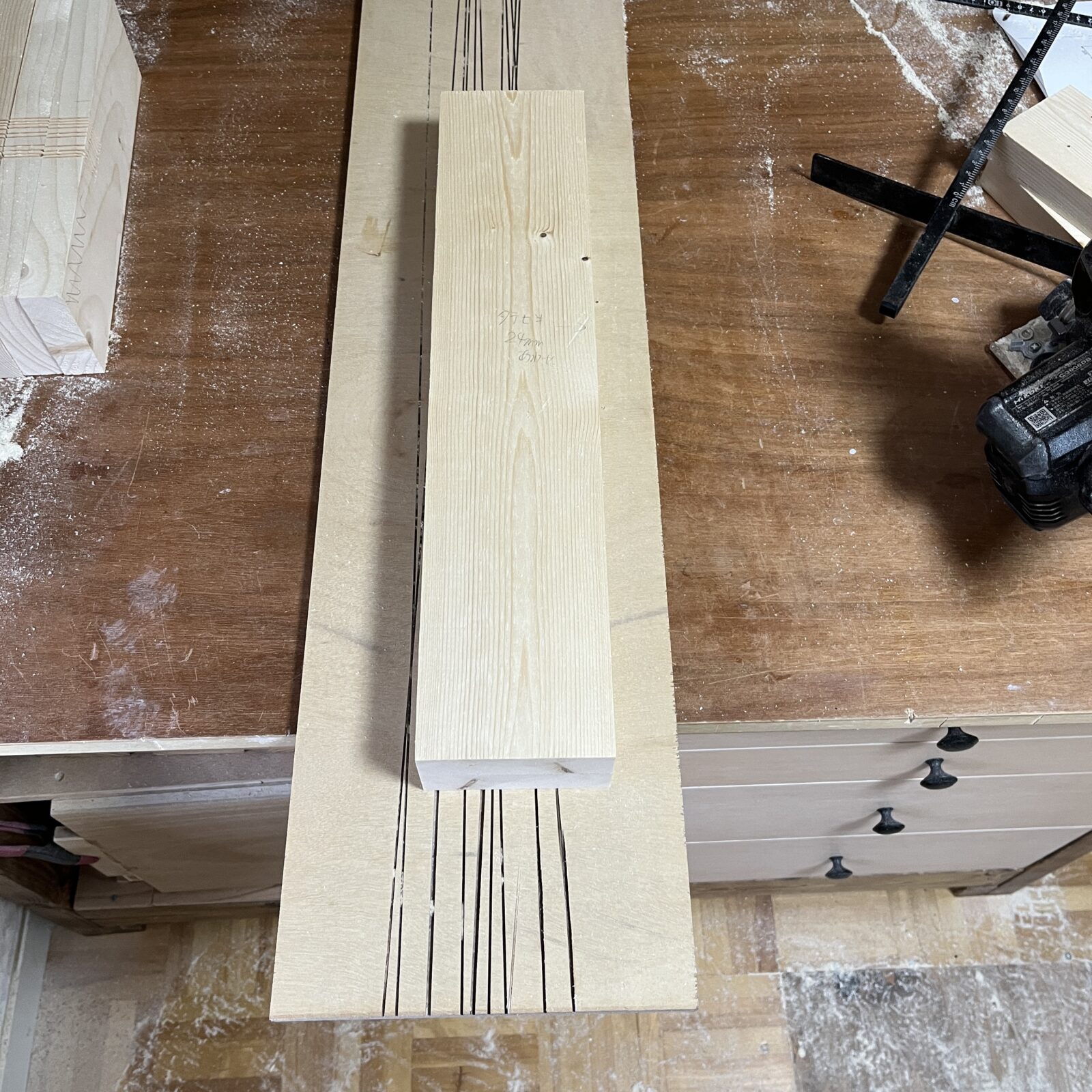 台座を捨て板に貼り付ける