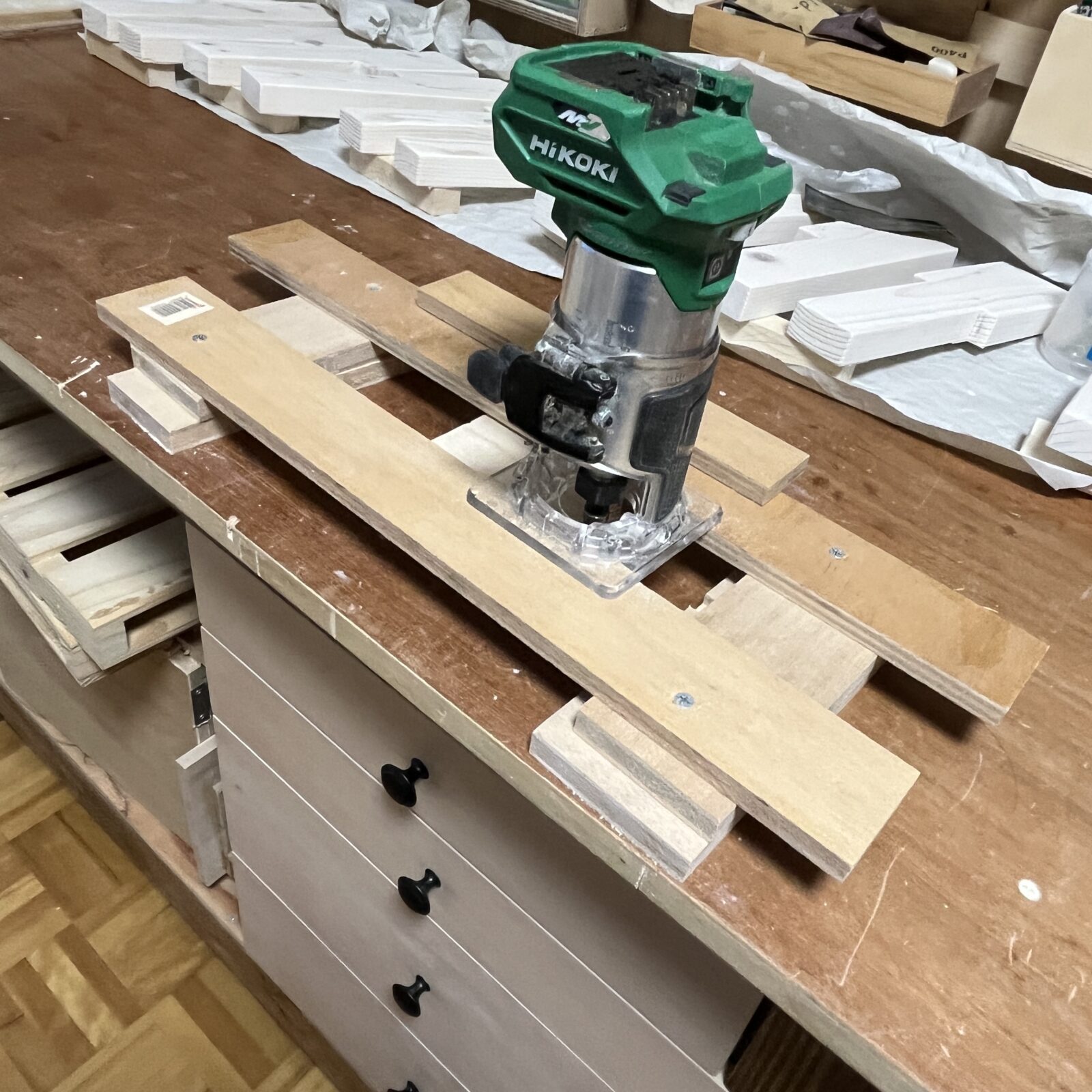 トリマーで木材の厚みを調整する治具