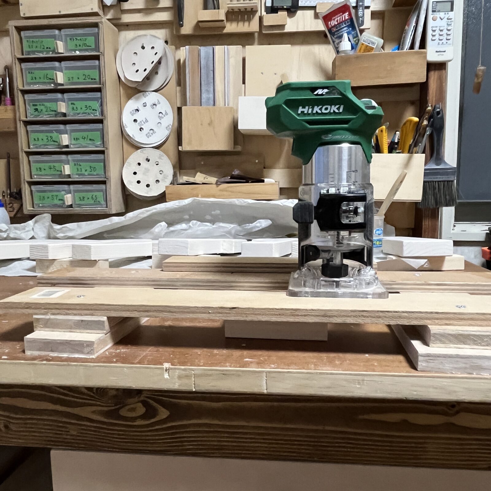 トリマーで木材の厚みを調整する治具