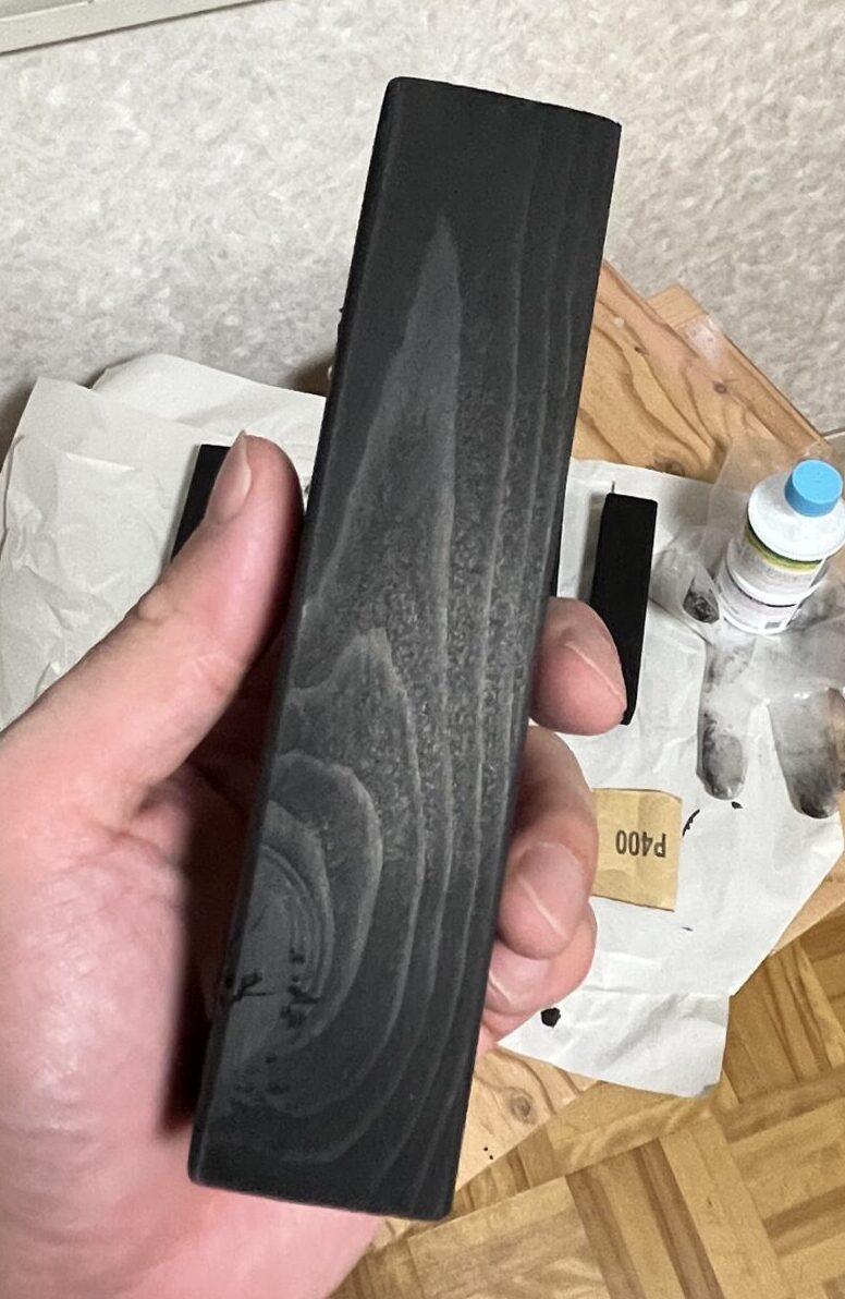 黒ステイン2回目の塗布で、木目ははっきり見える