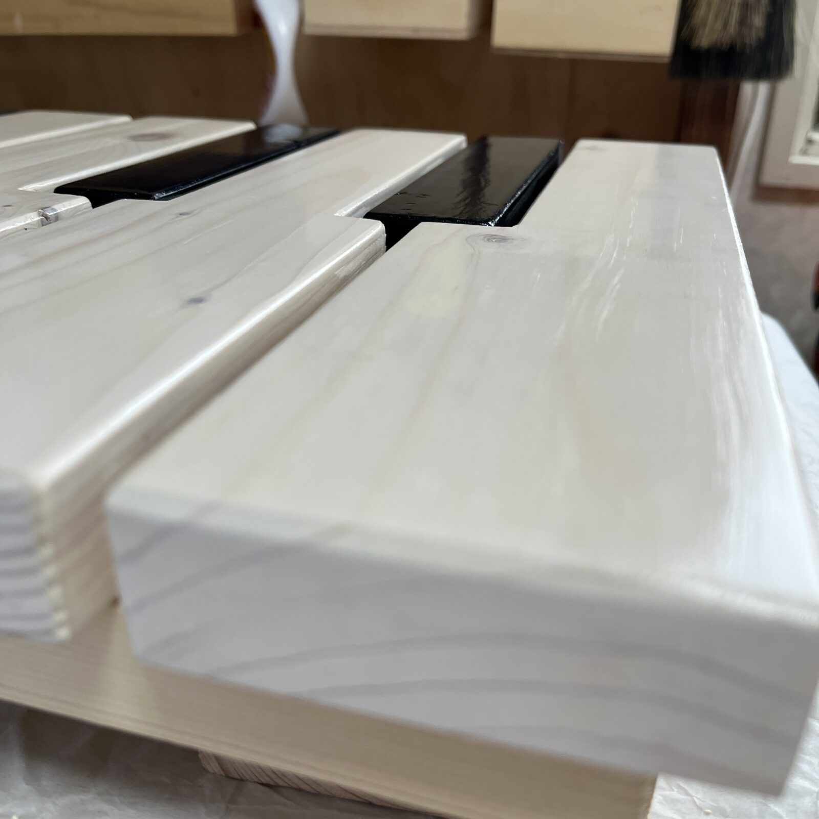 ウレタンニス2回目の塗布後のツヤと木目の状態。塗膜が厚くなっている