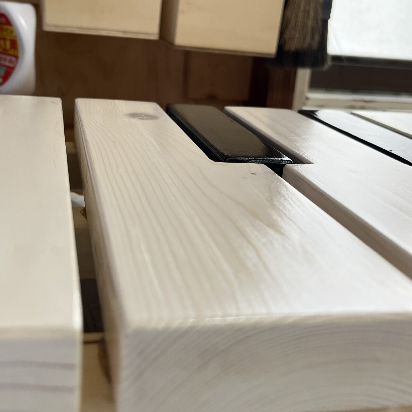 ウレタンニス2回目の塗布後のツヤと木目の状態。ツヤが出ている